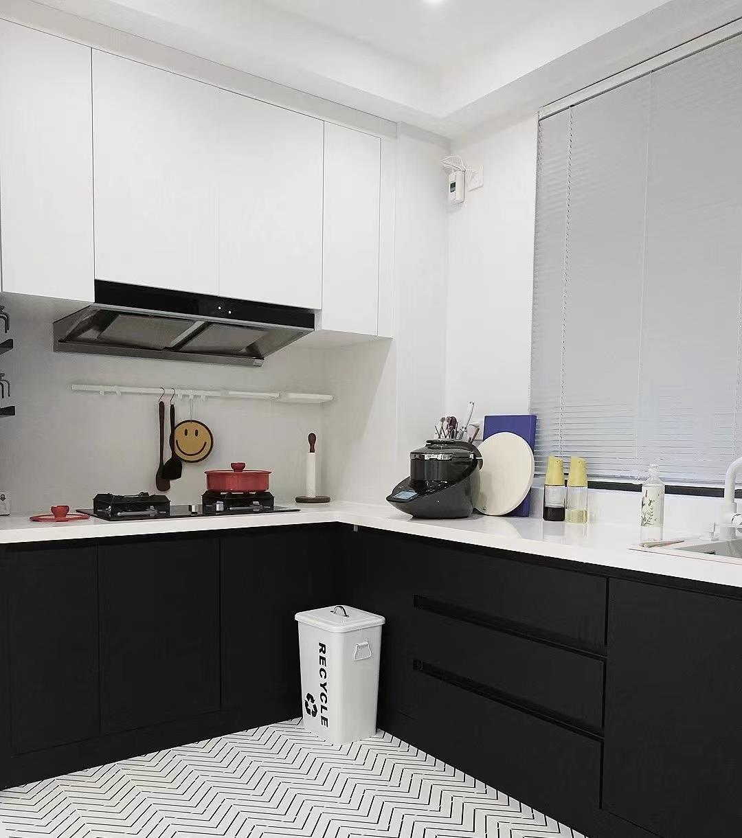 坚持全屋“黑白配”的小夫妻，把家装修的极简纯粹，装出大宅范