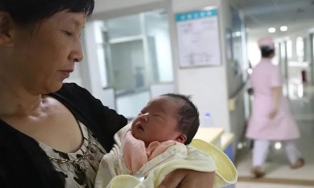 全能辣妈plus|过来人总说“小儿无六月”，夏季再热也别碰3件事，简直太毁娃了