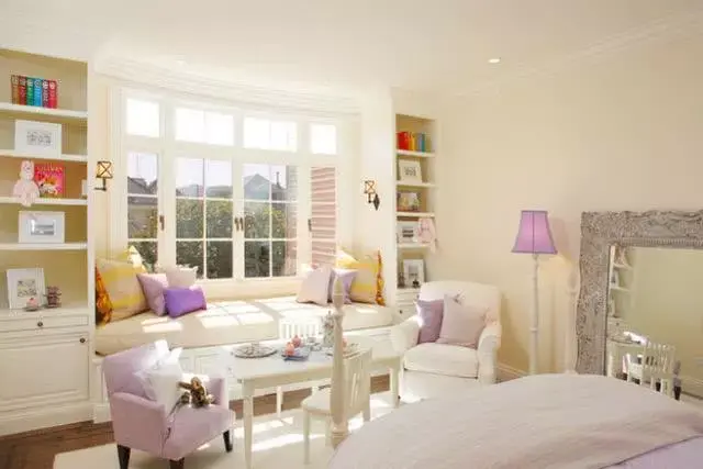 越来越多人在飘窗旁加个壁龛,不仅方便收纳,而且颜值也高!