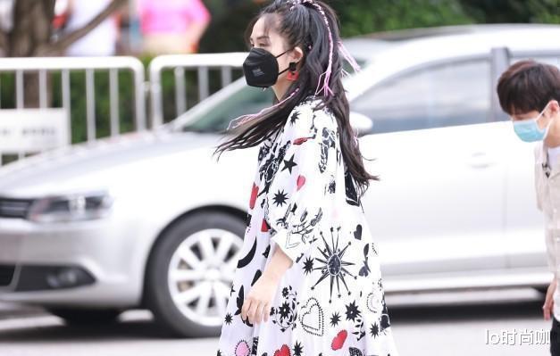 lo时尚咖|谢娜复出状态真不赖，粉色麻花辫太可爱，泡泡袖印花裙真显瘦