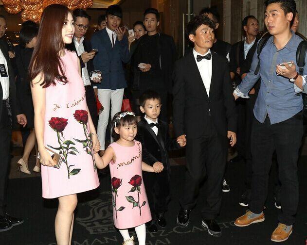 白毛女|王宝强9岁女儿罕露面，瘦许多身高直追妈妈，和马蓉玩耍互动有爱