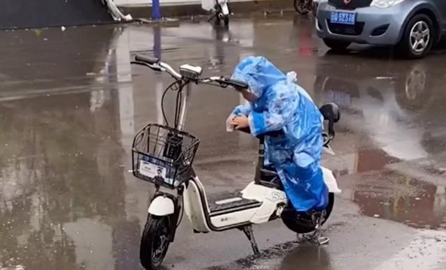 山西省|山西一女子到路边买水果，回头看到儿子趴到车座上的举动瞬间泪目