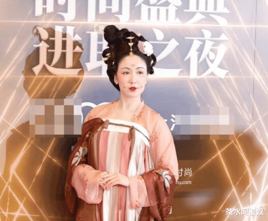 娄艺潇|明星红毯抢镜花招多：有人脱手套秀美甲，有人捧碗走红毯