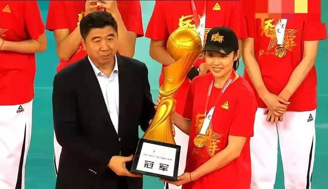 金软景|女排联赛颁奖仪式简陋寒酸！无领奖台，限制人数，外援因超员缺席