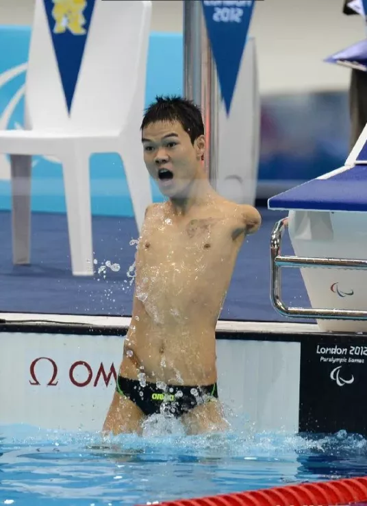InsDaily|残奥会上被遗忘的“中国飞鱼”:没有双臂的他,游了世界第一!
