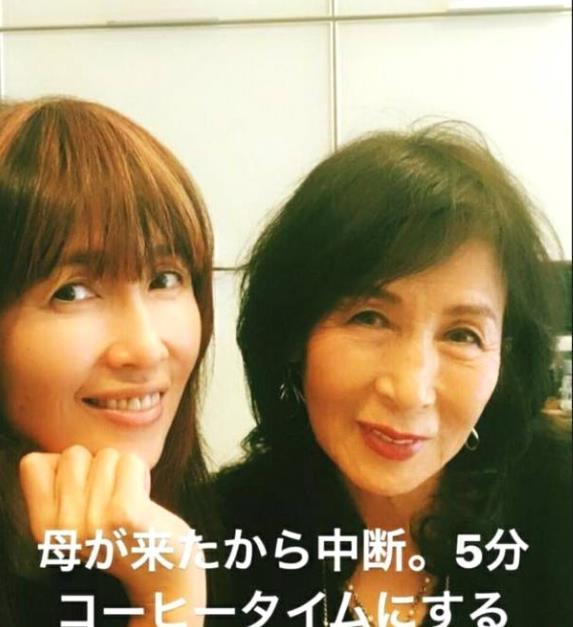 工藤静香|51岁工藤静香为木村拓哉买冰淇淋，结婚多年仍超甜，难怪被日本网友记恨