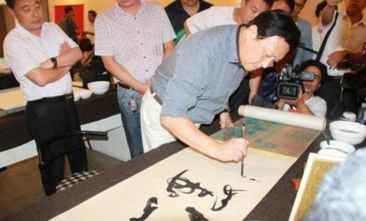 唐国强|69岁唐国强近照罕曝光！眼袋超重大肚腩突出，笑容满面身姿挺拔