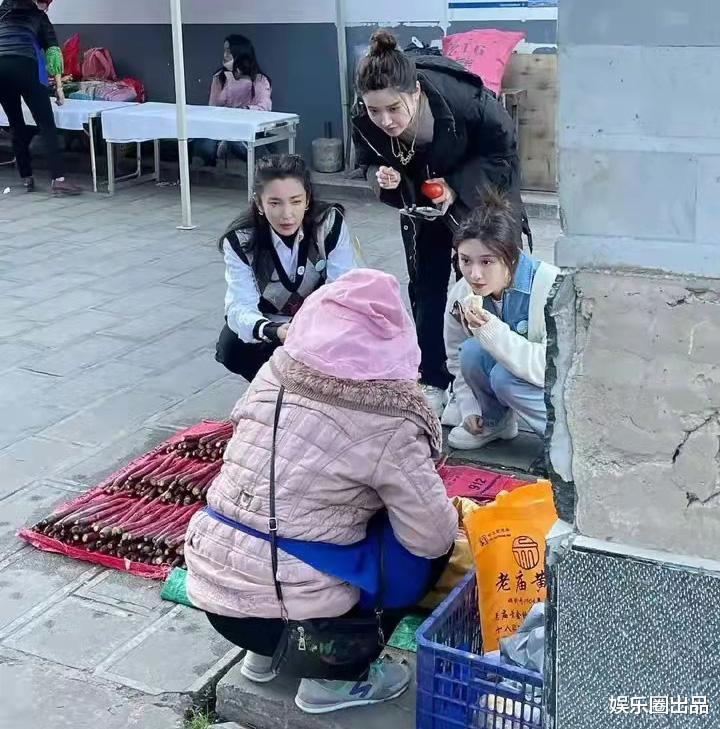 刘亦菲|李冰冰逛地摊被偶遇,蹲在地上和老板交流,尽显巨星风采