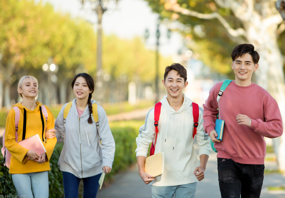 求职|海归吐槽找工作现状：留学5年花140万，工资底薪却只有4000元