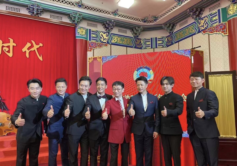 易烊千玺|易烊千玺没出现在任何跨年演唱会,跑去开茶话会