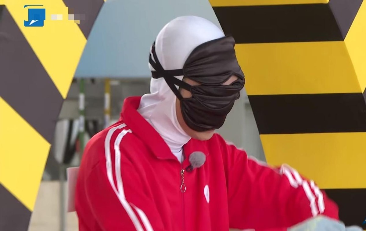 白梦妍|《跑男》收官，老秦鼻孔抢戏，裤子被粘掉，宋雨琦都不忍直视他