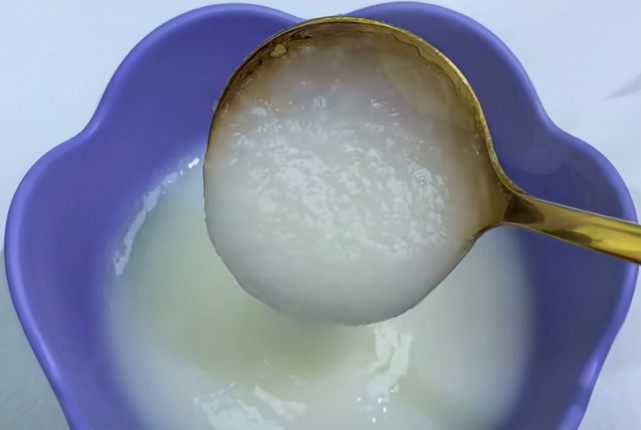 京妈说|杜淳女儿小蛋饺第一次吃辅食,软萌可爱吃得香!刚加辅食要注意啥