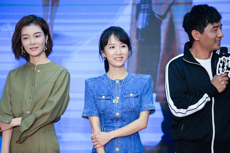 连体裤|李念不愧是阔太，穿的连体服装很休闲，气势也不输车晓