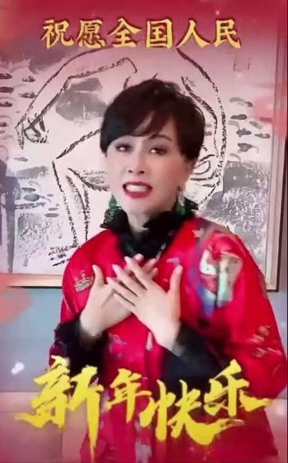 刘嘉玲|刘嘉玲晒拜年视频，脖子上镶钻翡翠鸡蛋大，曾被故宫借上亿收藏品