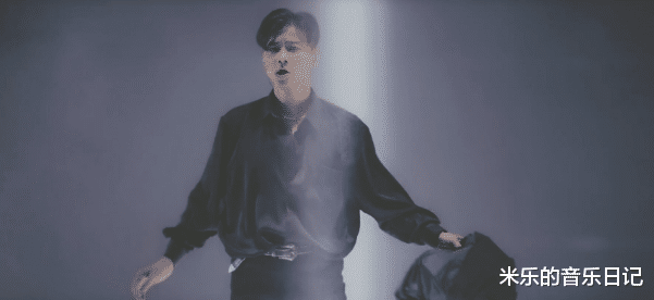 张晋|《哥哥》四公，他们两人在逆光沙地舞台里与伴舞们齐舞，飒气十足