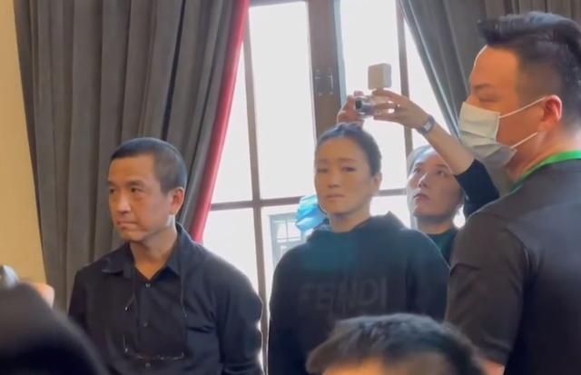 唇釉 55岁巩俐穿黑丝袜现身！发型松垮掉出一撮头发，腰背笔挺气场十足