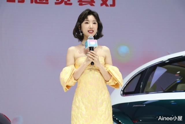 Ainee小屋|毛晓彤的身材也太细了，穿黑色紧身裙显“蜂腰”，看着成熟有范儿