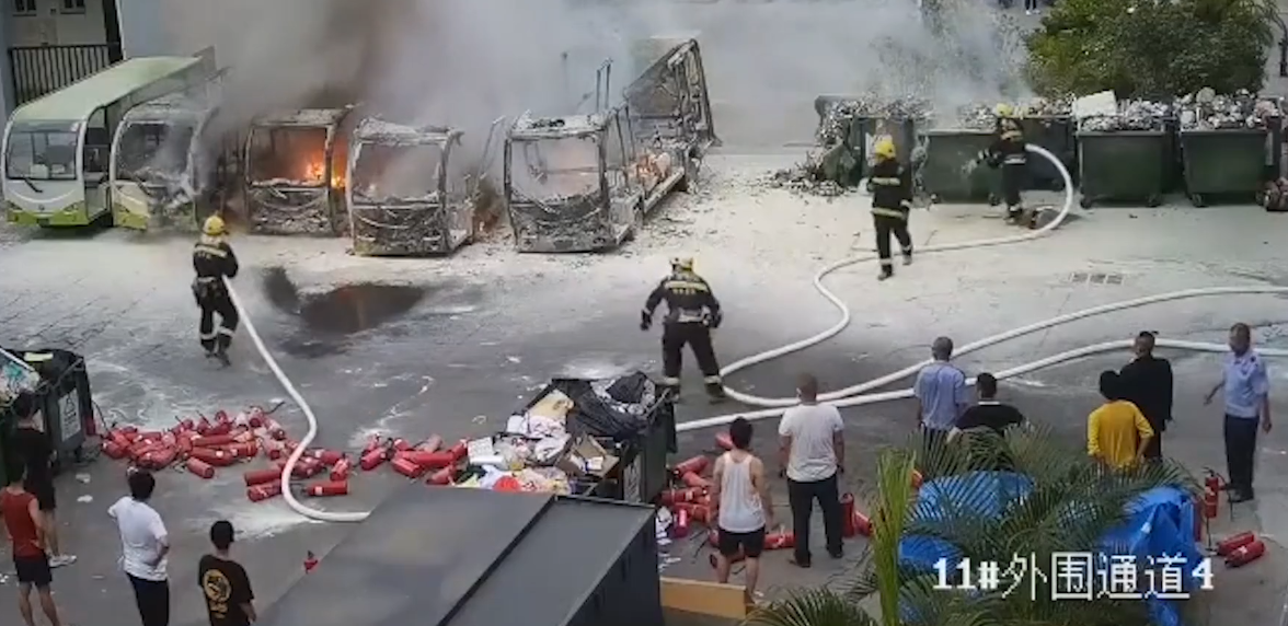 微社评 广西百色学院内摆渡车充电时自燃,多辆车子被烧成框架,无人伤亡