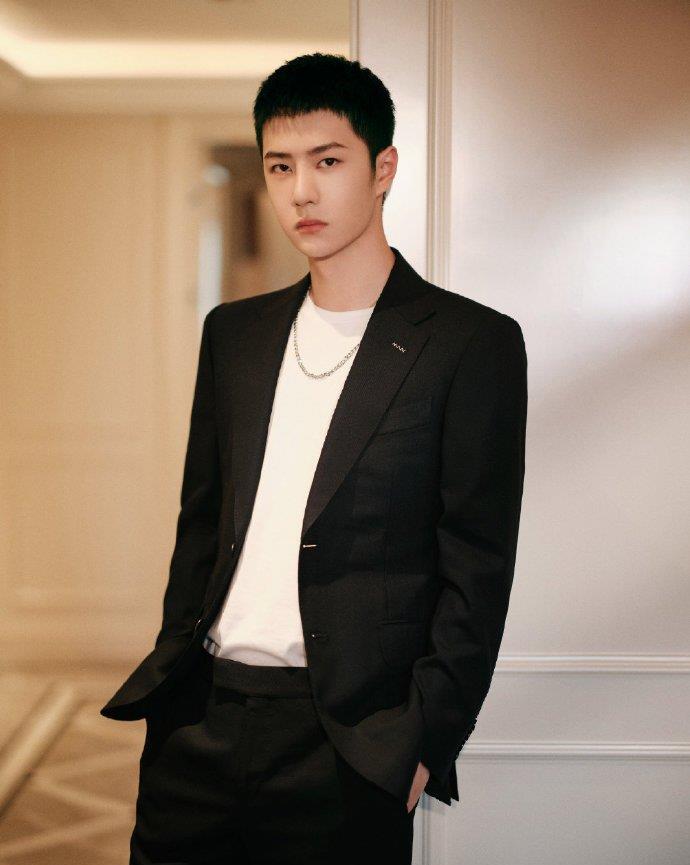 李湘|王一博发型挑战没得怕，长发寸头之间任意切换，太哇塞了