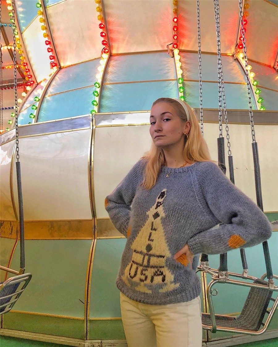 全球时尚风行|关于中秋节的穿搭好温暖！三款彩色毛衣必须拥有，刘雯率先穿上身