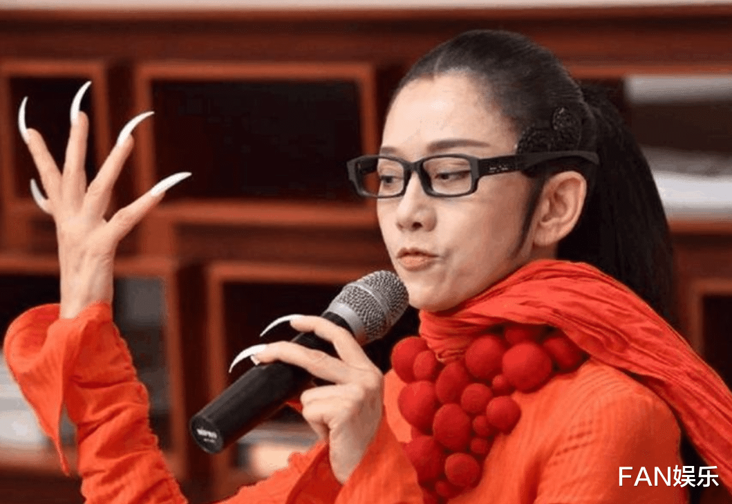 春晚|杨丽萍春晚节目被毙，为追求艺术，指甲长得生活不能自理，瘦得像柴火！