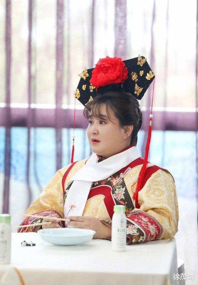 高圆圆|贾玲的伟大姐姐：用双手撑起妹妹的明星梦，换来妹妹为她买车买房