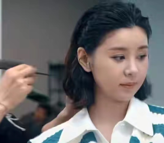 加菲猫说时尚 李小萌挺巨肚捞金太拼！穿白色长裙身材爆肥，36岁脸嫩得让人自卑