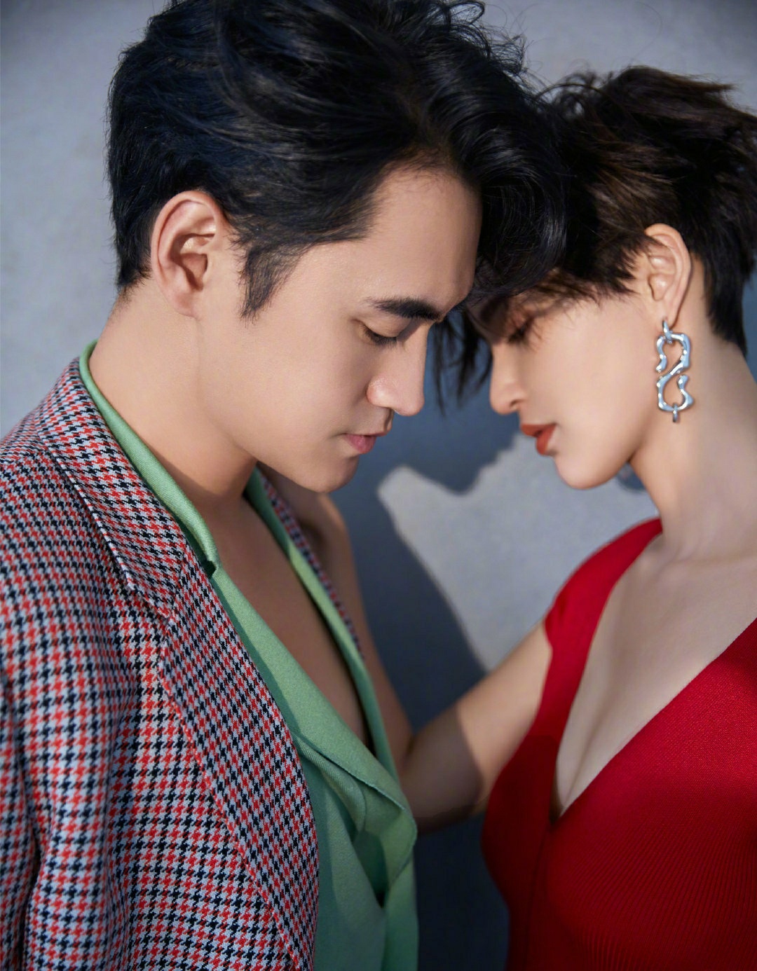 袁弘|袁弘晒“脏脚照”发感慨：天不亮就出门，还得骗她们说出去拍戏了