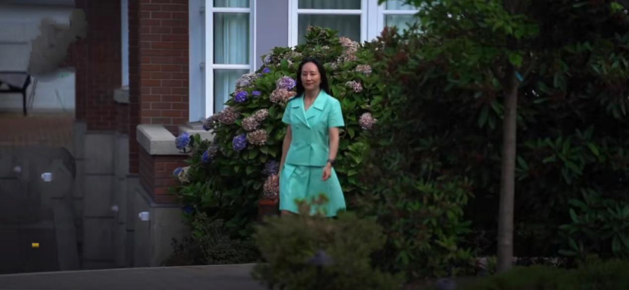 方脸妹说时尚|孟晚舟高调现身精神足，49岁穿绿西装打扮似女团，专人搀扶气场强