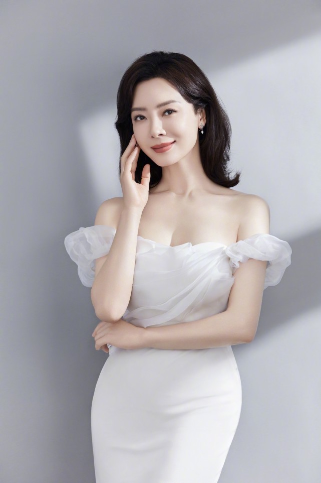 陈数|陈数懒理老公约会嫩模，独自走机场赶行程，穿西装女强人派头足