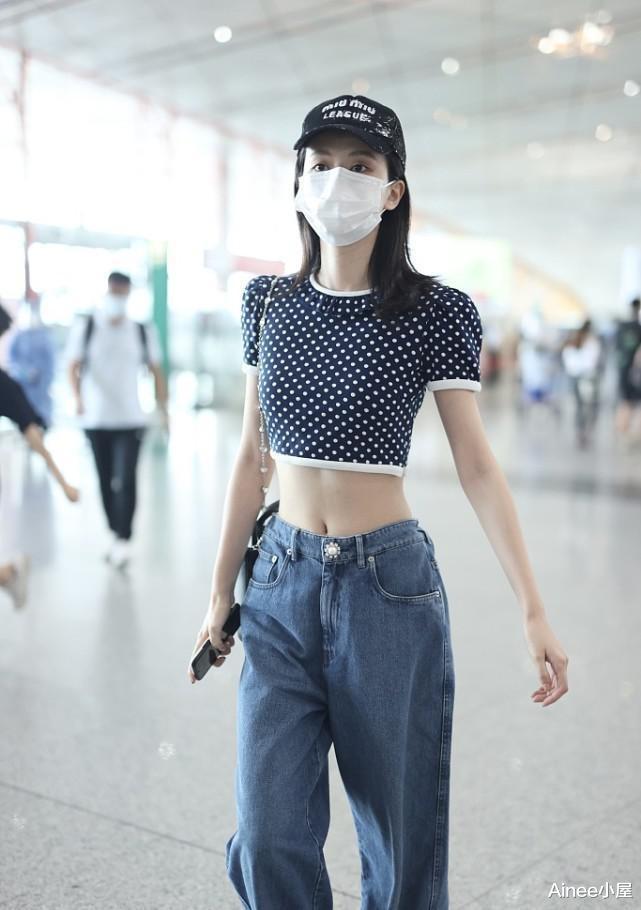 Ainee小屋|乔欣的腰细的有点不真实，“蚂蚁腰”穿超短上衣，牛仔裤松垮靠胯撑
