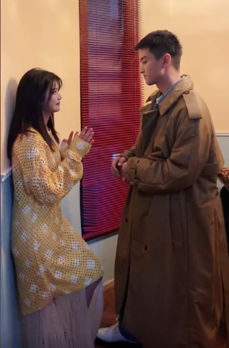 陈晓|陈晓夫妇合体大秀恩爱！男方霸气叉腰壁咚老婆，女方一脸娇羞推开