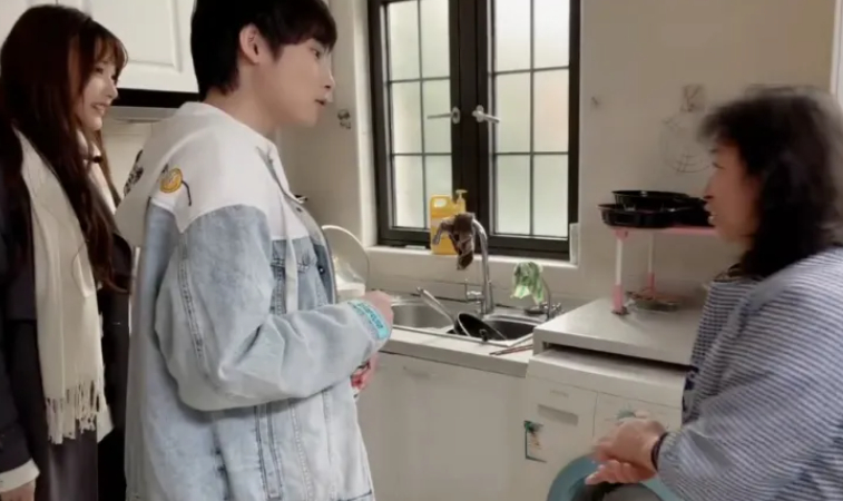 estar|KPL:eStar训练基地曝光,2人吃9个菜被围观,煮饭阿姨都是国服?