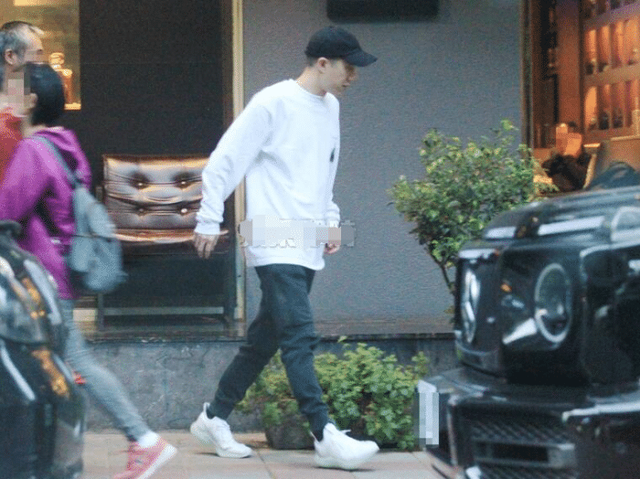 房祖名|房祖名近照曝光！抽雪茄开豪车依旧“阔气”，模样与成龙越来越像