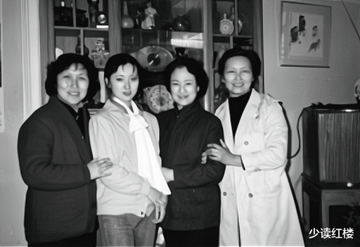 陈晓旭|陈晓旭与身边朋友罕见合影，脱下戏装的她，人群中依然惊艳