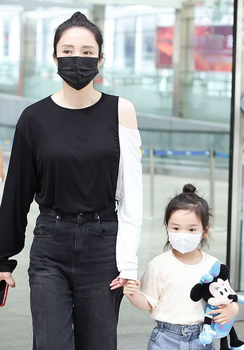 潮流前沿|董璇穿衣真没“中年感”,一身黑白配看似简单质朴,却意外高级