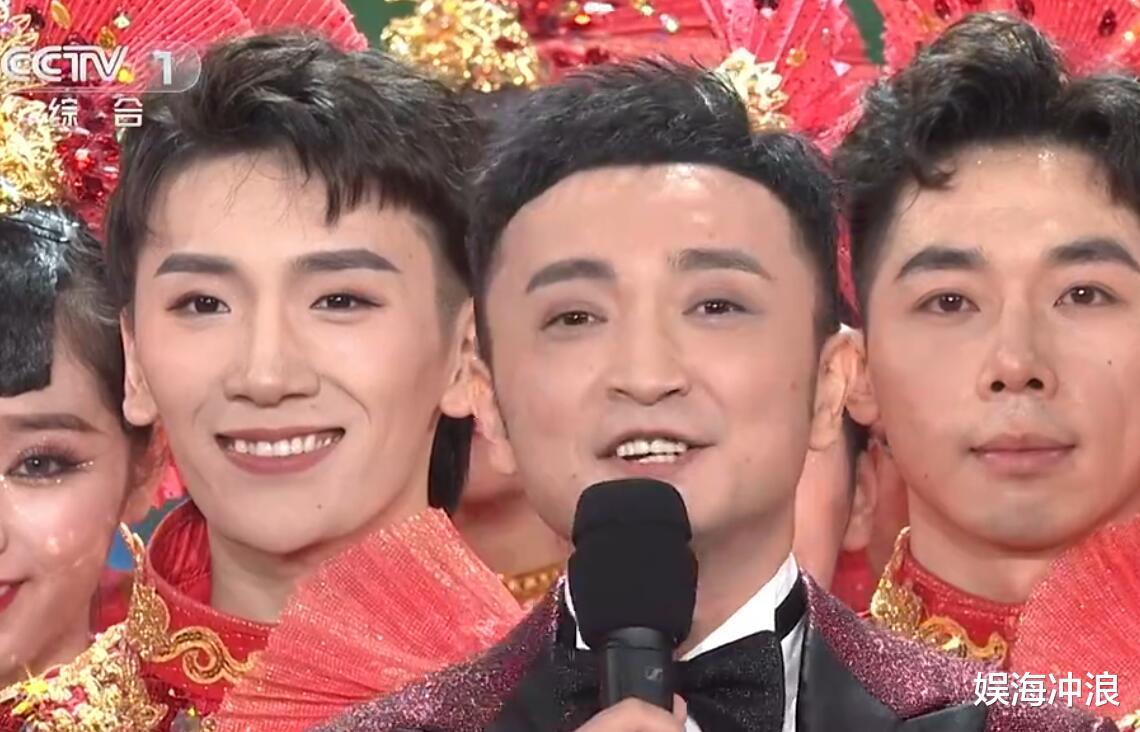 央视春晚|2021央视春晚任鲁豫稳居C位，尼格买提满脸痘印，张韬高颜值吸睛