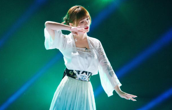 阿兰|《浪姐2》中的隐形富豪，21岁登顶人生巅峰，老天爷追着给她喂饭