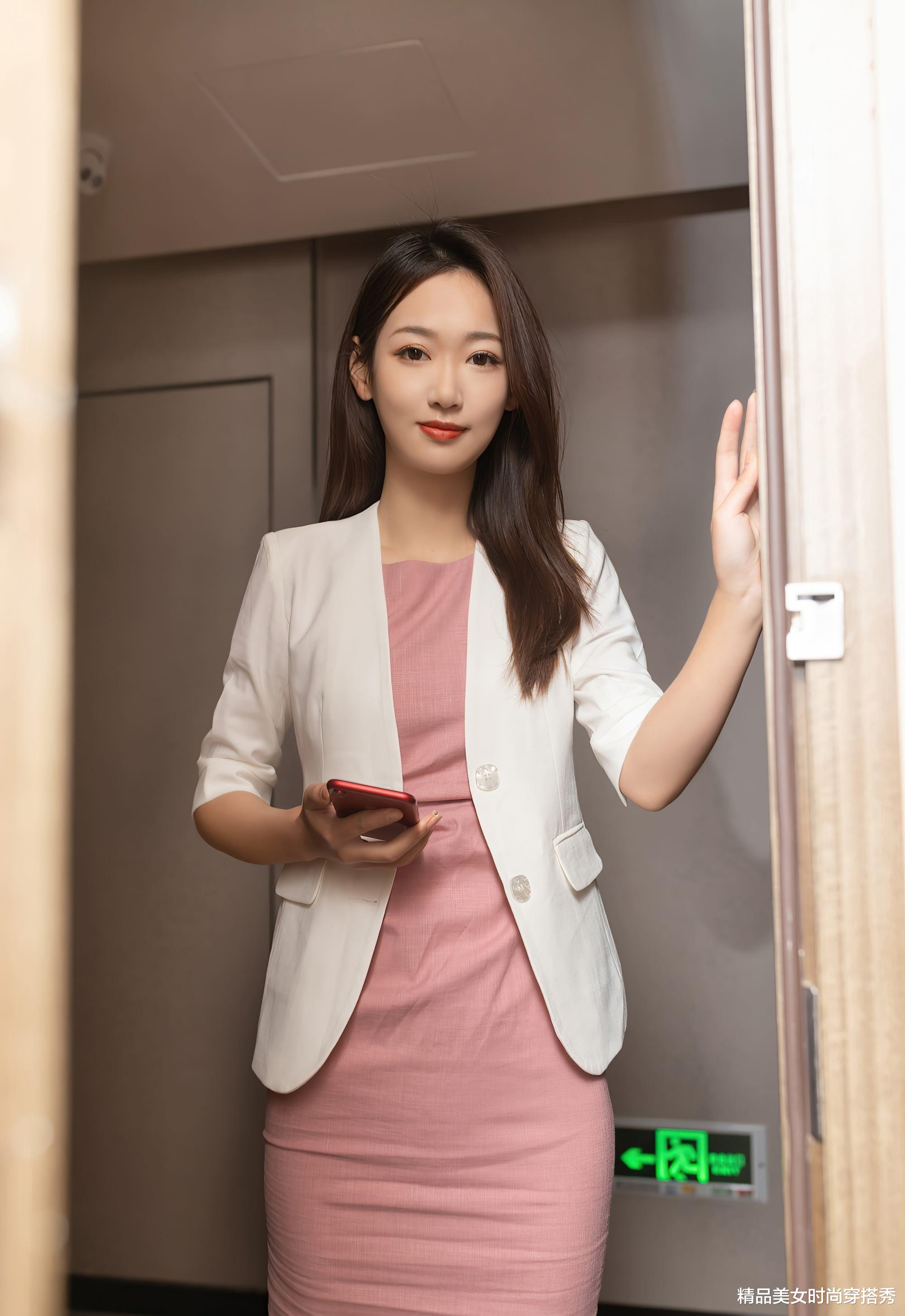 连衣裙|工作中的美女魅力那是大大滴，粉色连衣裙更是靓丽迷人