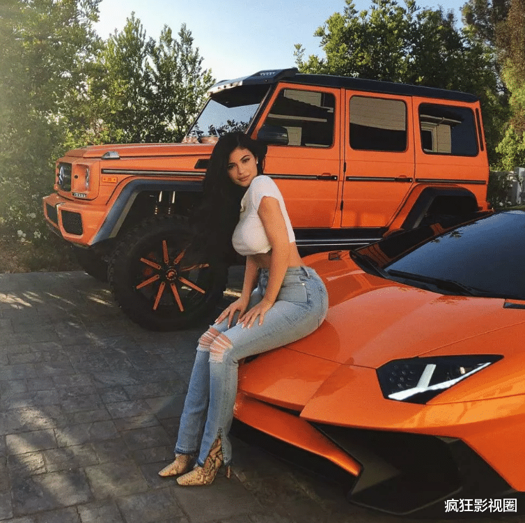 凯莉·詹娜|美国顶级名媛的奢侈生活什么样?别墅养宠物、飞机当代步