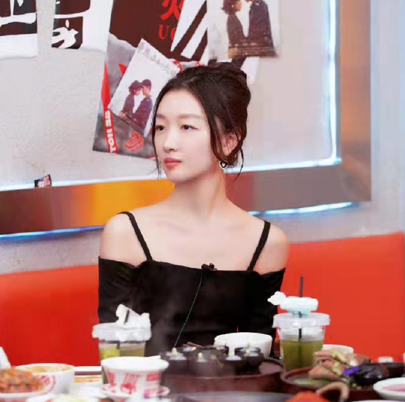 周冬雨|周冬雨成娱乐圈团宠！穿黑大衣出席会议合影站C位，气场全开超牛