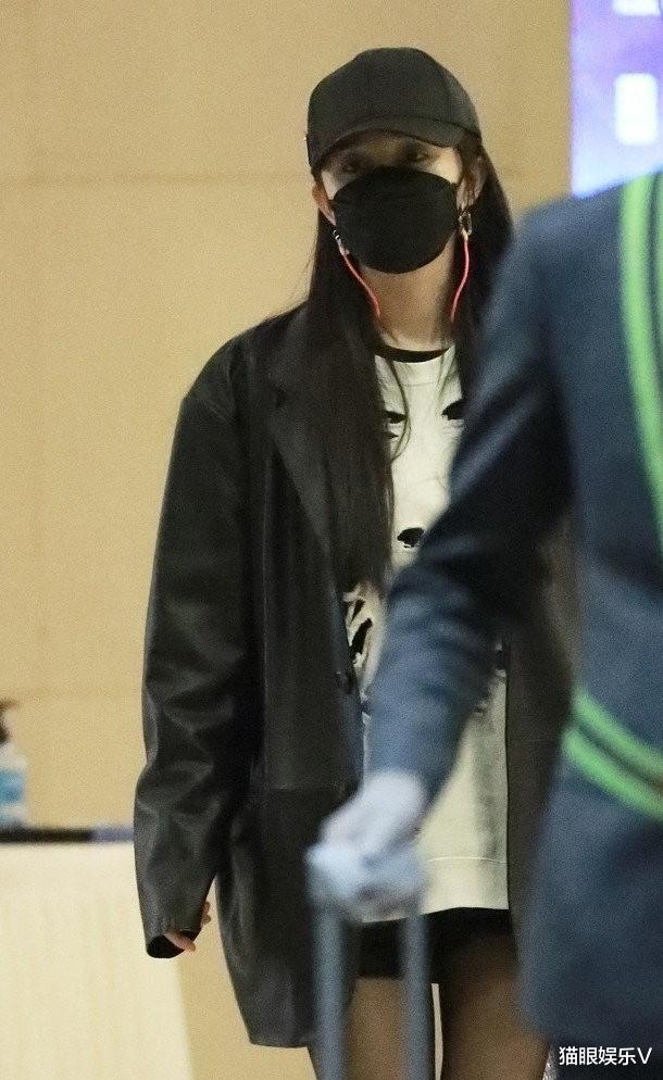 杨幂|34岁杨幂近照曝光，穿黑丝秀漫画长腿，大腿只有安保手臂粗？