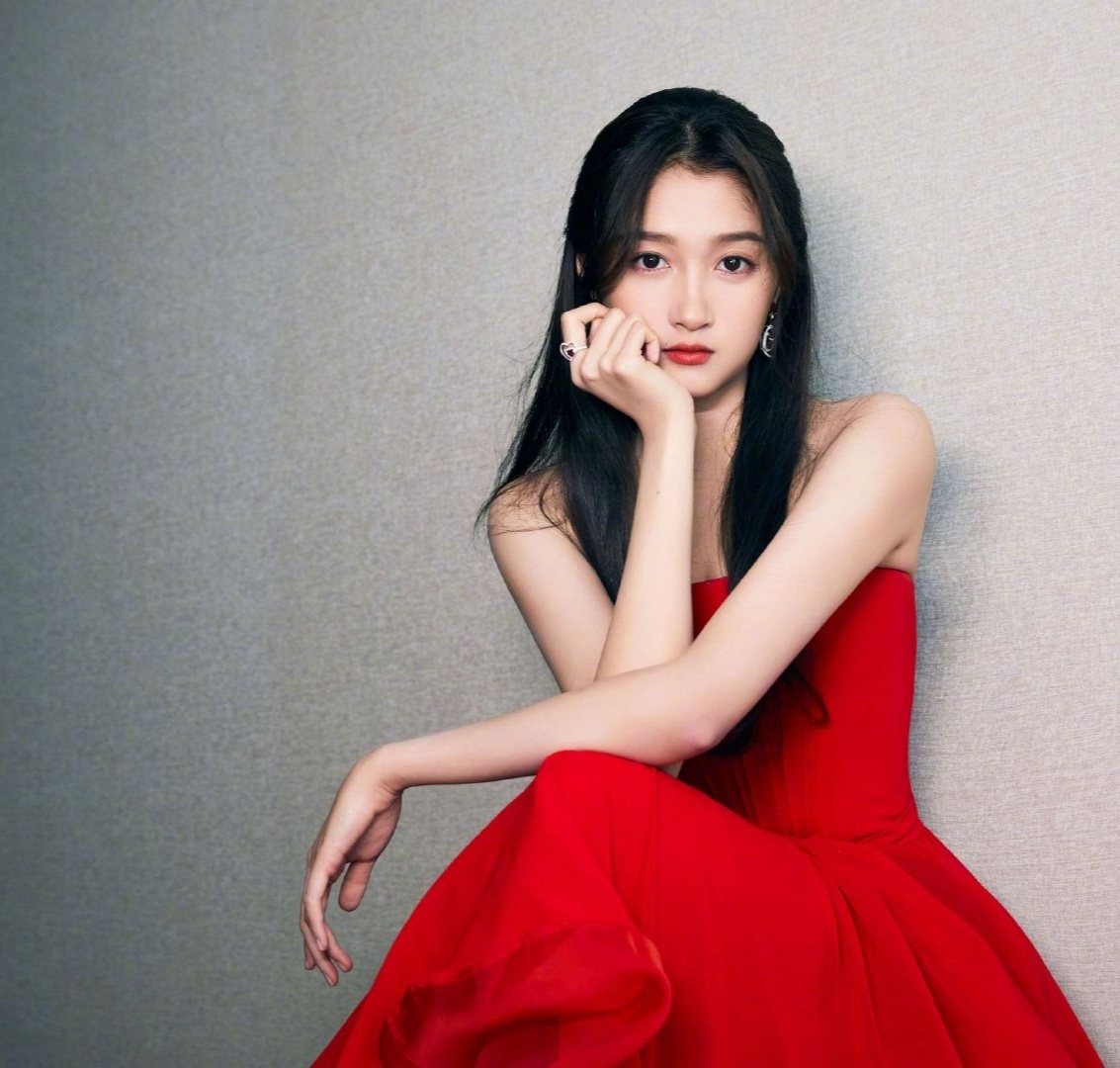 关晓彤|原来关晓彤那天的球是和鹿晗打的，二人架势超专业，最后关晓彤打得大汗淋漓