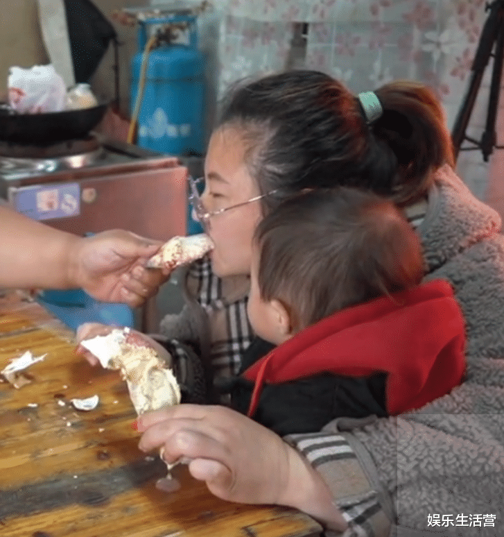 |胖猴仔携全家出镜，妈妈戴珍珠宝石打扮像贵妇，全家只有他穿短袖