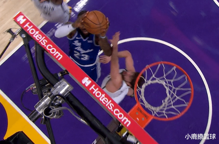 湖人队|单节5记三分压制湖人！欧文哈登围剿詹姆斯，库兹马大爆发8分4板