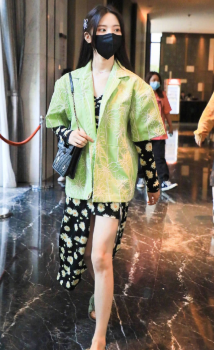 穿衣搭配|杨超越,私服穿搭好迷人,尽情展现美女的风范