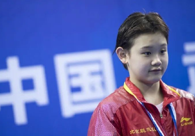 易烊千玺|张家齐5岁与郭晶晶合照，扎小辫好可爱，用12年追上了偶像郭晶晶