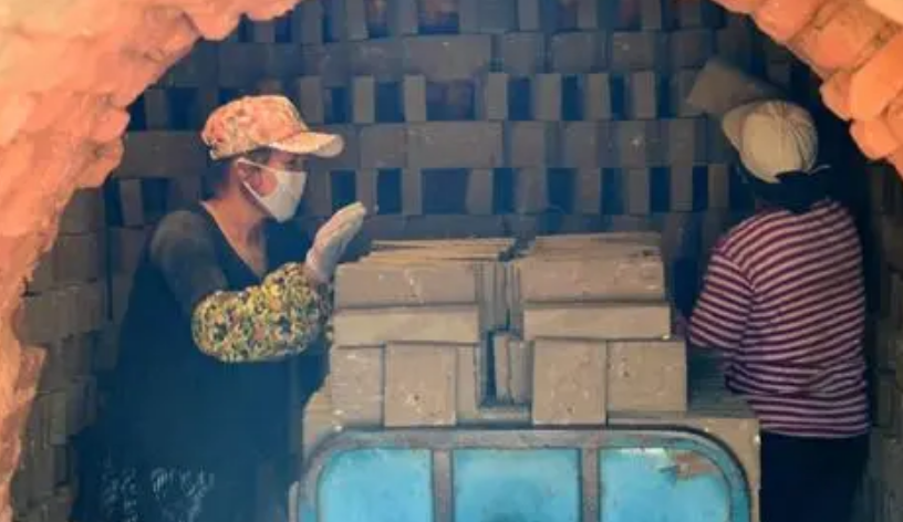 工地|年龄限制趋势下，35岁只能去工地搬砖，50岁连卖菜都不行？