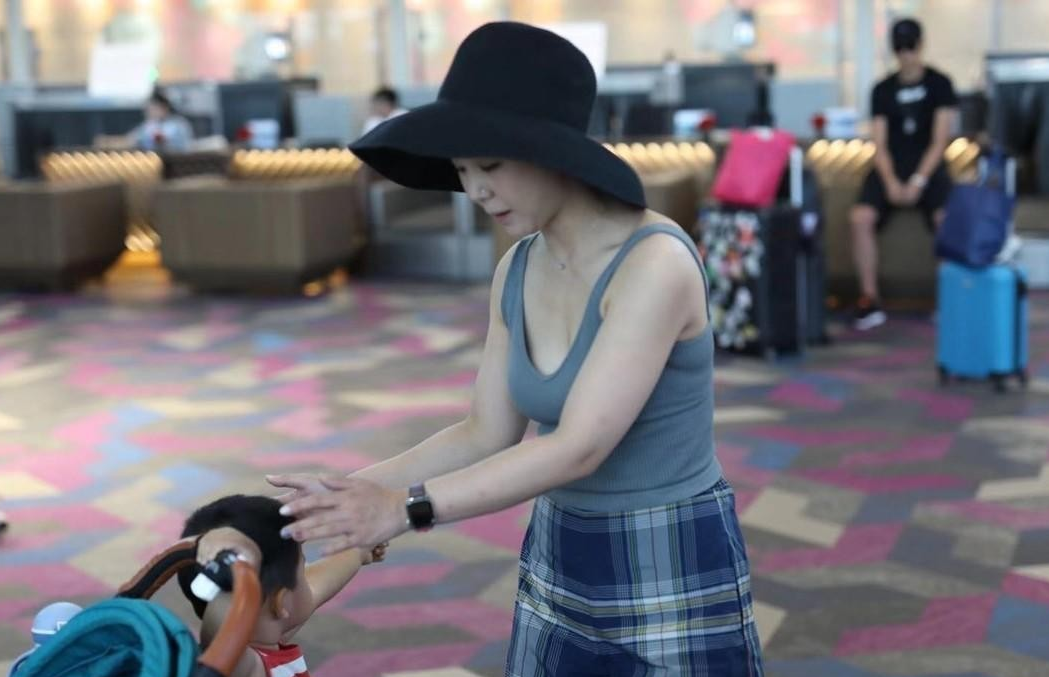 花团锦簇 李小萌身材真丰满,无袖汗衫配格纹阔腿裤精致时髦,美得出众