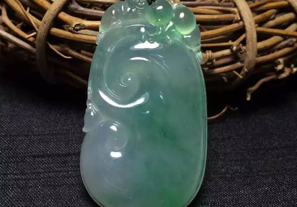 雕刻|没有任何装饰的翡翠饰品，为什么价值这么高？因为炒作吗？